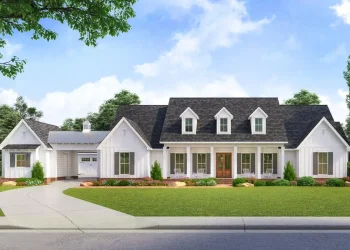 Charming Country Classic House with Porte-Cochere and 3,272 Square Feet of Comfort