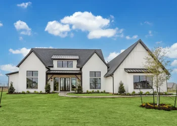 Spacious 4-Bed Transitional Farmhouse with Vaulted Great Room (2,894 Sq Ft)