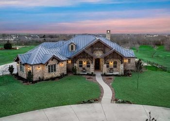 3065 sq ft Craftsman Home Plan with 4 Bedrooms and 4 Bathrooms